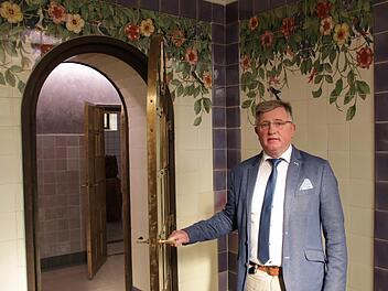 Dieter Lauter  vom Landesamt für Gesundheit und Lebensmittelsicherheit (LGL) im irisch-römischen Dampfbad des Kurhausbades.  Die Räume sind denkmalgerecht saniert.