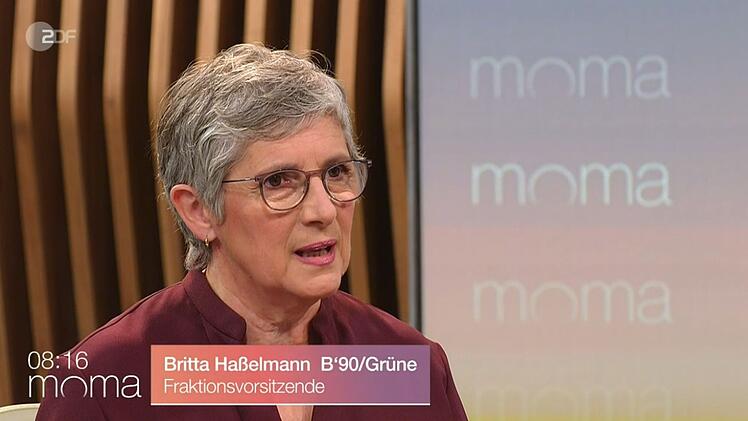 Der Wehrdienst sei "keine Lotterie", ärgerte sich Britta Haßelmann im ZDF-Moma.