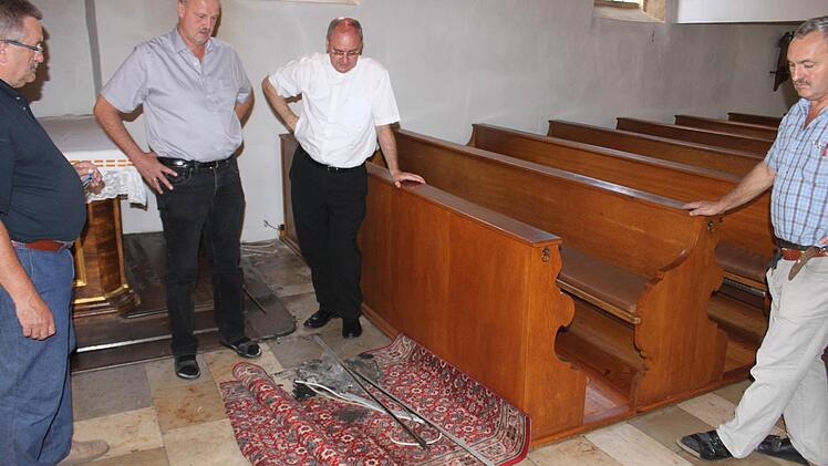 Ratlosigkeit: Verwalter Georg Römer, Bürgermeister Gerald Brehm (JL), Dekan Kilian Kemmer und Hausmeister Hermann Popp (v. l.)