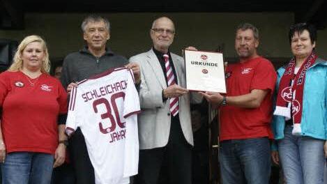 Viele Glückwünsche gab es zum 30-jährigen Bestehen des FCN-Fanclubs Schleichach. Unser Bild zeigt die Fanclub-Vorsitzenden Petra (links) und Peter Knop (Zweiter von rechts) mit Oberaurachs Dritter Bürgermeisterin Anita Amend (rechts) sowie Günther Koch und Jürgen Bergmann vom "Club" (Zweiter und Dritter von links). Foto: sw