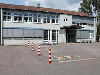 Macht optisch einen guten Eindruck, wird aber vermutlich ab dem Schuljahr 2015/2016 leer stehen: die Schule in Schneckenlohe. Weil beim Pilotprojekt "Bildungshaus" alle Weidhäuser Kinder zwischen einem und zehn Jahren unter einem Dach pädagogisch betreut werden sollen, ist es dann nicht mehr möglich, die Grundschulklassen 1 und 2 nach Schneckenlohe auszulagern. Foto: Herbert Fischer