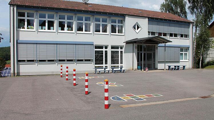 Macht optisch einen guten Eindruck, wird aber vermutlich ab dem Schuljahr 2015/2016 leer stehen: die Schule in Schneckenlohe. Weil beim Pilotprojekt "Bildungshaus" alle Weidhäuser Kinder zwischen einem und zehn Jahren unter einem Dach pädagogisch betreut werden sollen, ist es dann nicht mehr möglich, die Grundschulklassen 1 und 2 nach Schneckenlohe auszulagern. Foto: Herbert Fischer