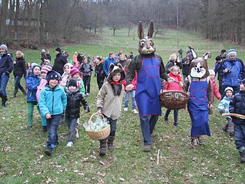 Wenn die Osterhasen oben auf der Hahnsreuth erscheinen, stürmen die kleinen und großen Osterhasenfans die Hahnsreuth. Fotos: Sonja Adam