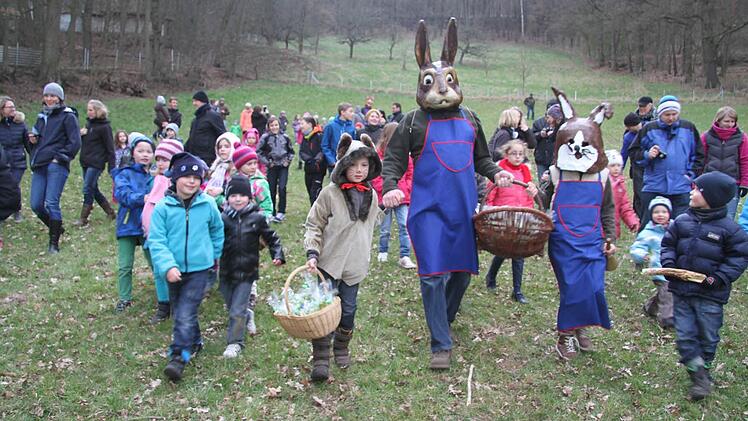 Wenn die Osterhasen oben auf der Hahnsreuth erscheinen, stürmen die kleinen und großen Osterhasenfans die Hahnsreuth. Fotos: Sonja Adam
