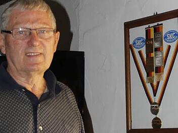 Die Medaillensammlung des SKC Staffelstein will dessen Macher Hans-Karl Brütting in der kommenden Kegel-Bundesligasaison vergrößern. Foto: Udo Schilling