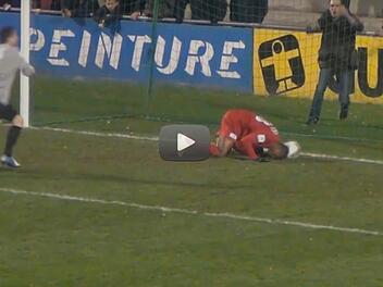 Keine Ermüdungserscheinung, sondern eine grobe Unsportlichkeit leistete sich ein Fußballer in Frankreich. Foto: Screenshot von Youtube