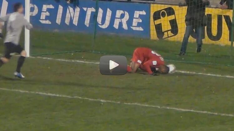 Keine Ermüdungserscheinung, sondern eine grobe Unsportlichkeit leistete sich ein Fußballer in Frankreich. Foto: Screenshot von Youtube
