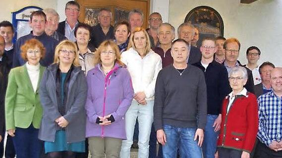 Stolze 50, 100, 125 oder gar 150 Mal leisteten diese Damen und Herren mit ihrer Blutspende uneigennützig Hilfe für andere. Die Bilder zeigen sie mit politischen Vertretern ihrer Heimatgemeinde, des BRK-Kreisverbands Kronach sowie Helfern bei den Blutspendeterminen.  Fotos: Heike Schülein