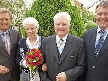 Seit 65 Jahren glücklich verheiratet: Die eiserne Hochzeit feierten in Reitsch Albert und Margarete Schmidt. Es gratulierten unter anderem Bürgermeister Rainer Detsch (links) und der stellvertretende Landrat Gerhard Wunder (rechts).  Foto: Gerd Fleischmann