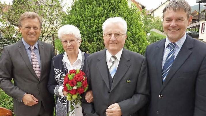 Seit 65 Jahren glücklich verheiratet: Die eiserne Hochzeit feierten in Reitsch Albert und Margarete Schmidt. Es gratulierten unter anderem Bürgermeister Rainer Detsch (links) und der stellvertretende Landrat Gerhard Wunder (rechts).  Foto: Gerd Fleischmann