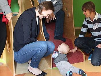 Die Drogenbeauftragte der Bundesregierung, Marlene Mortler, Bundestagsabgeordnete Emmi Zeulner (Mitte), der Leiter der Fachklinik Haus Immanuel, Gotthard Lehner, sowie die Leiterin des Kinderhauses, Beate Jezussek (rechts) spielen mit dem derzeit jüngsten betreuten Kind. Foto: Katharina Müller-Sanke
