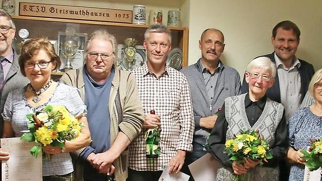 Beim silbernen Jubil&auml;um zeichnete Schirmherr Michael Busch (Zweiter von links) am vergangenen Samstag in der Festhalle Sabine Schmidt, Jutta Angerm&uuml;ller (Vorsitzende), Christian Pekusa, Bernd Schmidt, Reiner Popp, Inge Gemeinhardt, Sibylle Grund, Uwe Gemeinhardt und Harald Grund (von links) aus. Auch B&uuml;rgermeister Martin Mittag (hinten, Dritter von rechts) gratulierte.  Foto: Bettina Knauth