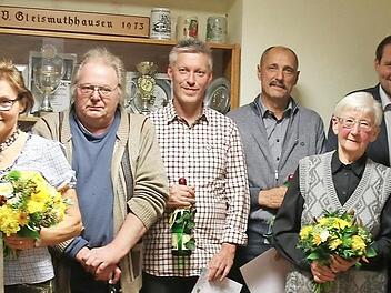 Beim silbernen Jubiläum zeichnete Schirmherr Michael Busch (Zweiter von links) am vergangenen Samstag in der Festhalle Sabine Schmidt, Jutta Angermüller (Vorsitzende), Christian Pekusa, Bernd Schmidt, Reiner Popp, Inge Gemeinhardt, Sibylle Grund, Uwe Gemeinhardt und Harald Grund (von links) aus. Auch Bürgermeister Martin Mittag (hinten, Dritter von rechts) gratulierte.  Foto: Bettina Knauth
