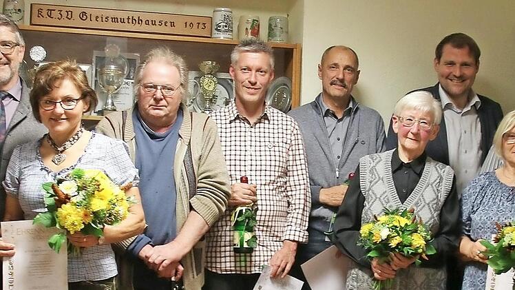 Beim silbernen Jubiläum zeichnete Schirmherr Michael Busch (Zweiter von links) am vergangenen Samstag in der Festhalle Sabine Schmidt, Jutta Angermüller (Vorsitzende), Christian Pekusa, Bernd Schmidt, Reiner Popp, Inge Gemeinhardt, Sibylle Grund, Uwe Gemeinhardt und Harald Grund (von links) aus. Auch Bürgermeister Martin Mittag (hinten, Dritter von rechts) gratulierte.  Foto: Bettina Knauth
