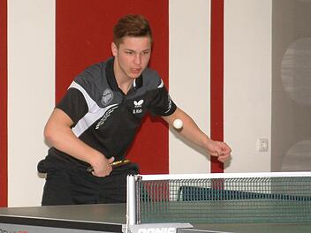 Obwohl Bastian Kolb beim DJK/SV Neufang zur dritten Mannschaft (3. Kreisliga) gehört, gewann er nun als Ersatzspieler in der "Ersten" gegen den TV Rehau sein Einzel.  Foto: Hans Franz