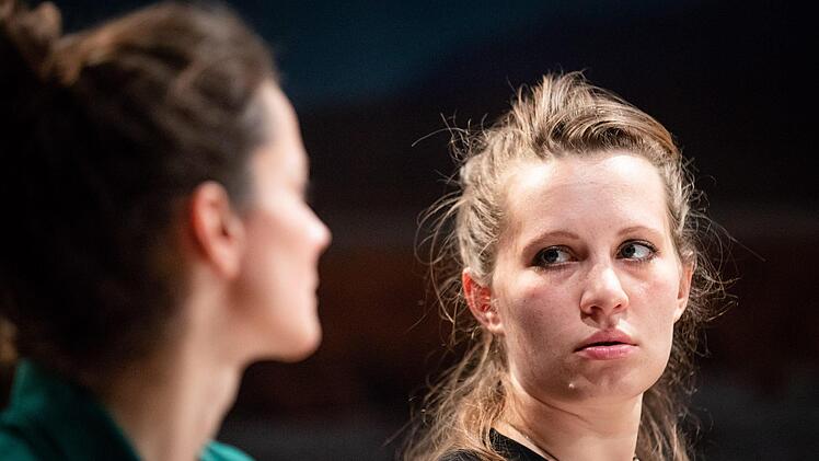 Furioses Kammerspiel: Szene aus der Coburger Erstaufführung der Komödie "Gespräch wegen der Kürbisse" in der Reithalle.Foto: Sebastian Buff