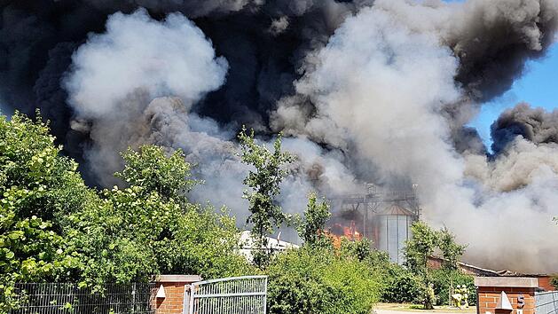 Am Wochenende ist es in Nordrhein-Westfalen zu einem Großbrand auf einem Bauernhof gekommen. Dabei starben Tausende Tiere.  Foto: Tebben / Nord-West-Media / dpa