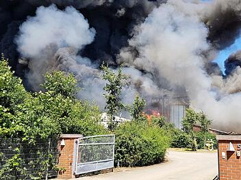 Am Wochenende ist es in Nordrhein-Westfalen zu einem Großbrand auf einem Bauernhof gekommen. Dabei starben Tausende Tiere.  Foto: Tebben / Nord-West-Media / dpa