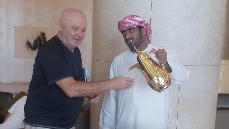 Alfons Schunk wird im Hotel Tee gereicht.  Foto: privat