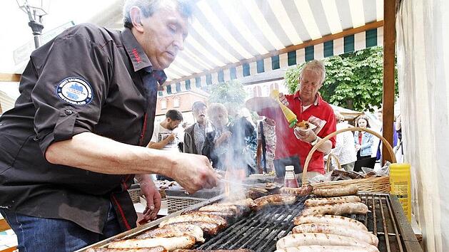 Auch die Bratw&uuml;rste kamen beim ersten Regionalen Genussmarkt direkt vom Metzger aus Ebermannstadt.   Fotos: Josef Hofbauer