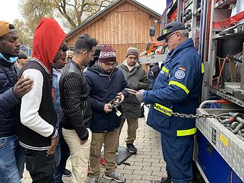 Siegfried Escher vom THW erl&auml;uterte die Ger&auml;tschaften und die Einsatzgebiete des Technischen Hilfswerkes.Sonny Adam