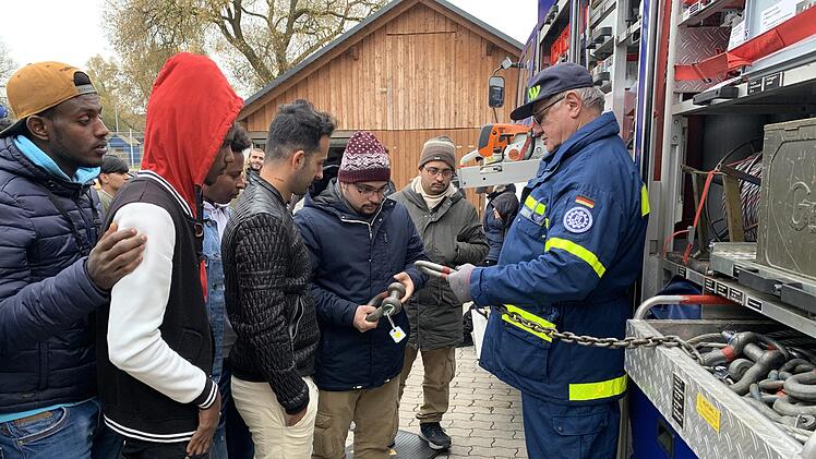 Siegfried Escher vom THW erl&auml;uterte die Ger&auml;tschaften und die Einsatzgebiete des Technischen Hilfswerkes.Sonny Adam