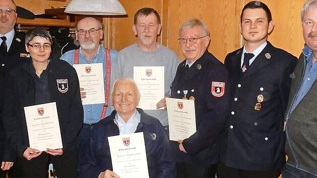 Die Jubilare mit dem alten und neuen Vereinsvorstand. Foto: Reinhard L&ouml;wisch