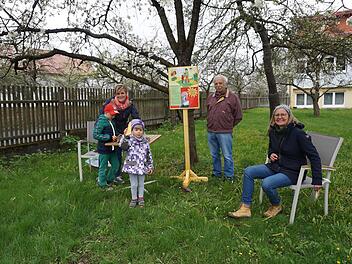 Familienangebot in Unterweißenbrunn. Die Geschichte von Maria, der  Mutter Jesu, kann auf einem Stationsweg mit Mitmachaktionen für Kinder erlebt werden. Das Bild zeigt von links  Julia Seifert mit ihren Kindern Hannes und Emilia, Erwin Griebel und  Gemeindereferentin Evi Warnke. Foto: Marion Eckert