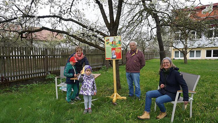 Familienangebot in Unterweißenbrunn. Die Geschichte von Maria, der  Mutter Jesu, kann auf einem Stationsweg mit Mitmachaktionen für Kinder erlebt werden. Das Bild zeigt von links  Julia Seifert mit ihren Kindern Hannes und Emilia, Erwin Griebel und  Gemeindereferentin Evi Warnke. Foto: Marion Eckert
