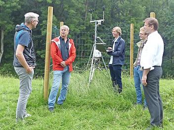 Jussi Grießinger, Cyrus Samimi, Harald Zandler und Sebastian Maier stellten Landrat Hermann Ulm (v. l.) das Projekt vor.