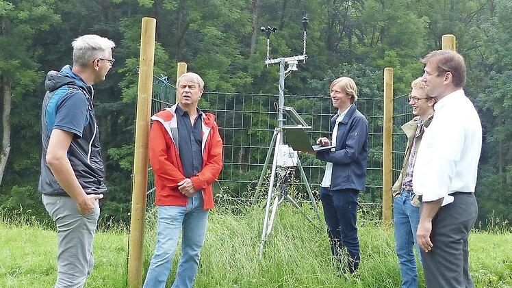 Jussi Grießinger, Cyrus Samimi, Harald Zandler und Sebastian Maier stellten Landrat Hermann Ulm (v. l.) das Projekt vor.