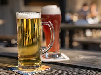 Weißenburgs Biergärten bieten dir neben Bier diverse weitere Getränke an.
