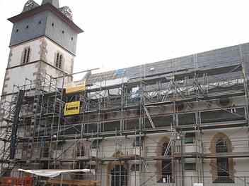 Das eingerüstete Steinwiesener Gotteshaus vom Kirchplatz aus gesehen.