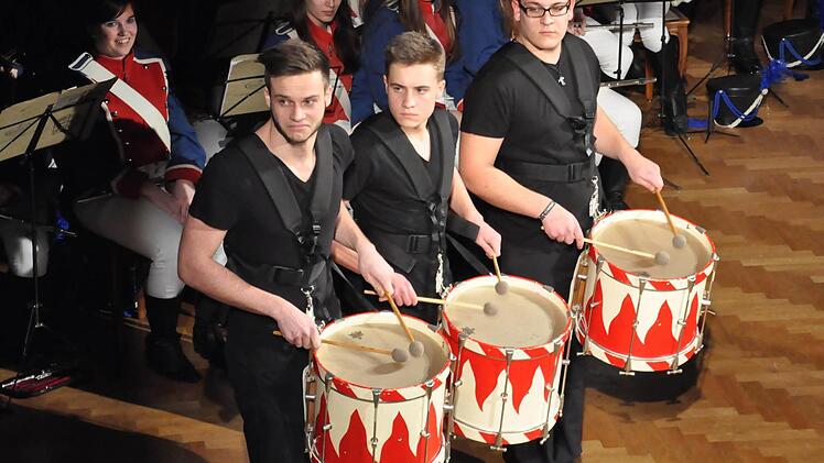 Philipp Mohr, Felix Back, Dominik Zeller (von links) zeigten und spielten eine tolle Drum-Show. Fotos: Peter Klopf