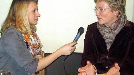 Die 14-jährige Hirschaider Realschülerin Andrea Wagner interviewt Monika Hohlmeier in Straßburg. Fotos: Matthias Einwag
