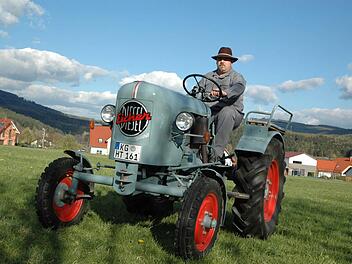 Thomas Heinle ist ein stolzer Eicher-Besitzer. Mit seinem 60 Jahre alten Bulldog ist er immer gerne auf Tour. Foto: Sebastian Schmitt-Mathea