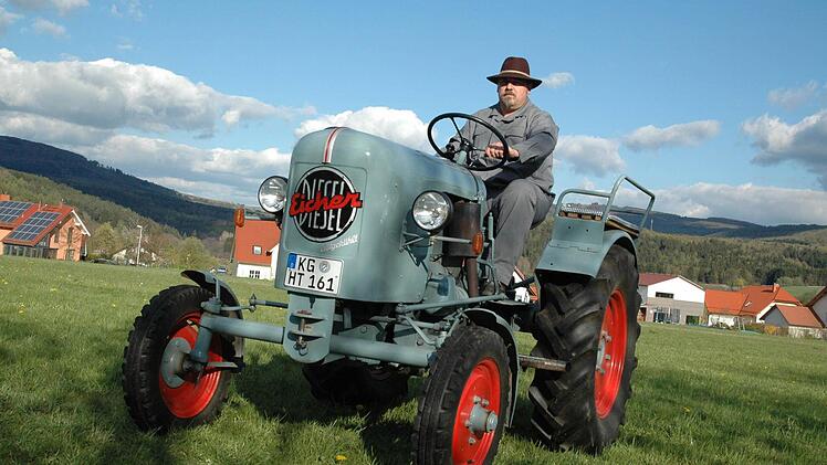 Thomas Heinle ist ein stolzer Eicher-Besitzer. Mit seinem 60 Jahre alten Bulldog ist er immer gerne auf Tour. Foto: Sebastian Schmitt-Mathea