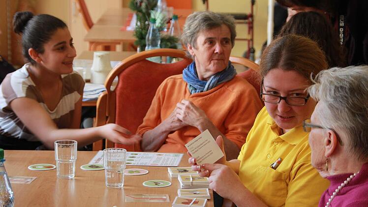 Dilber (links) legt ihre Berührungsängste schnell ab. Sie findet es "irgendwie total süß", mit den alten Menschen gemeinsam zu arbeiten. Foto: Sarah Dann