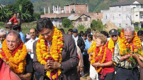 Herzlicher Empfang nach nepalesischer Sitte mit Blumenkränzen: 2006 eröffneten Johann Hunger (links), Peter Pöhlmann (rechts) und Sonja Promeuschel (links daneben) von der Kulmbacher Nepalhilfe ... Foto: privat