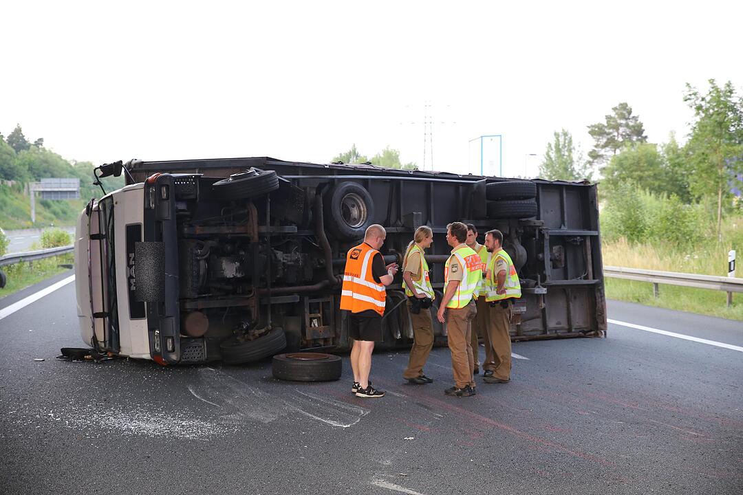 Lkw verliert Hinterreifen und stuerzt um