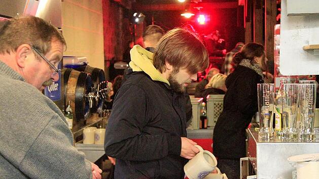 Generationen arbeiten Hand in Hand. Wenn's nötig ist, packen alle an: Chef Franz-Josef Göller und Sohn Fritz am Biergarten-Ausschank. Foto: privat