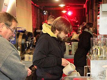 Generationen arbeiten Hand in Hand. Wenn's nötig ist, packen alle an: Chef Franz-Josef Göller und Sohn Fritz am Biergarten-Ausschank. Foto: privat