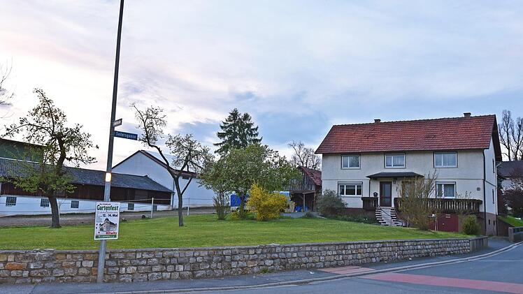 Am 6.Juni soll auf dem Grundstück neben der "Alten Bäckerei" der Spatenstich zum Neubau des Feuerwehrgerätehauses erfolgen.  Foto: Gabi Arnold
