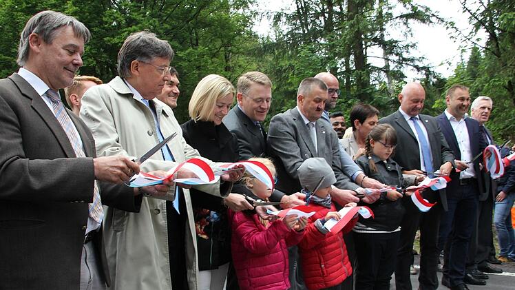 Fränkische und thüringische Politiker und Kinder bei der gestrigen Verkehrsfreigabe Foto: Veronika Schadeck