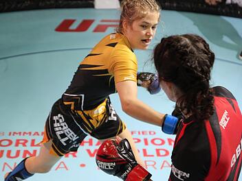 Europameisterin im MMA, Anna Gaul (Foto, gelbschwarzes Outfit), startet am Samstag in der Ebersdorfer Frankenland-Halle. Foto: privat