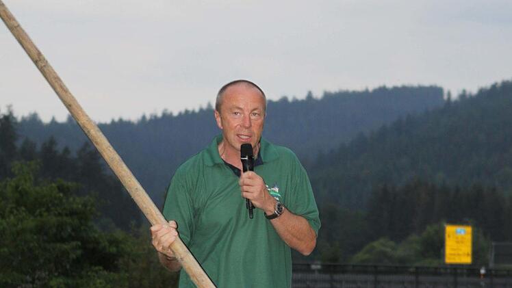 Der Obmann des Frankenwaldvereins Jürgen Schlee zeigte bei einer "Trockenübung" den Umgang mit dem Floßhaken.