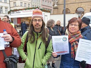 Fridays gegen Altersarmut: Bei der Mahnwache waren die Meinungen der Anwesenden eindeutig. Foto: Julian Megerle