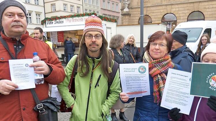 Fridays gegen Altersarmut: Bei der Mahnwache waren die Meinungen der Anwesenden eindeutig. Foto: Julian Megerle