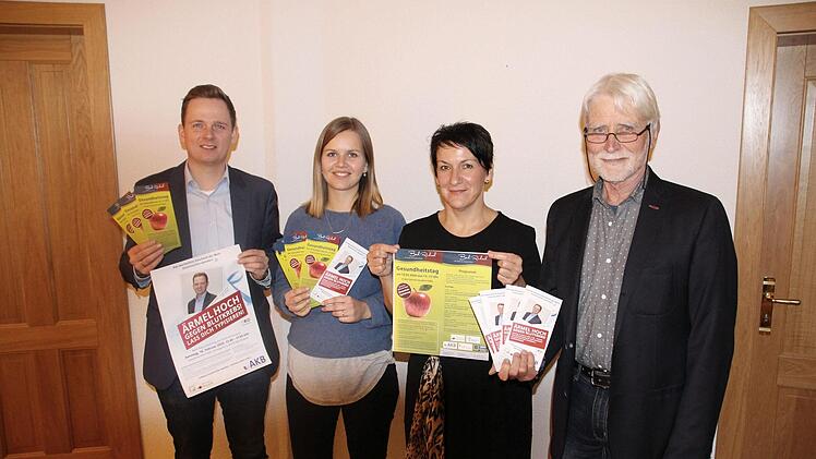 Bürgermeister Tobias Ehrlicher (links), Heike Werner (Zweite von rechts ) und Uwe Rendigs (rechts) freuen sich auf den Gesundheitstag in Bad Rodach. Foto: Sven Dörr