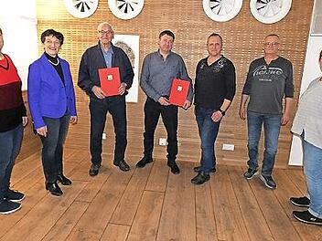Mit Heinrich Hückmann wurde ein Urgestein des SPD-Ortsvereins Wirsberg für seine 60-jährige Mitgliedschaft geehrt. Von links Gemenderätin Iris Blätterlein, MdL Inge Aures, Heinrich Hückmann, Andreas Moritz, Vorsitzender Gottfried Luthardt, Gemeinderat Jörg Treutler und Schriftführerin Heike Luthardt.
